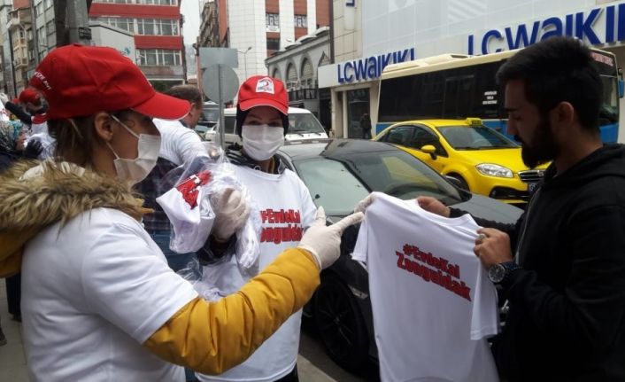 Vatandaşları tek tek durdurup "evde kal" tişörtü dağıttılar