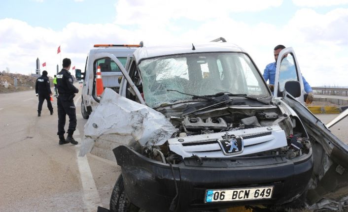 Vinç ile hafif ticari araç çarpıştı: 4 yaralı