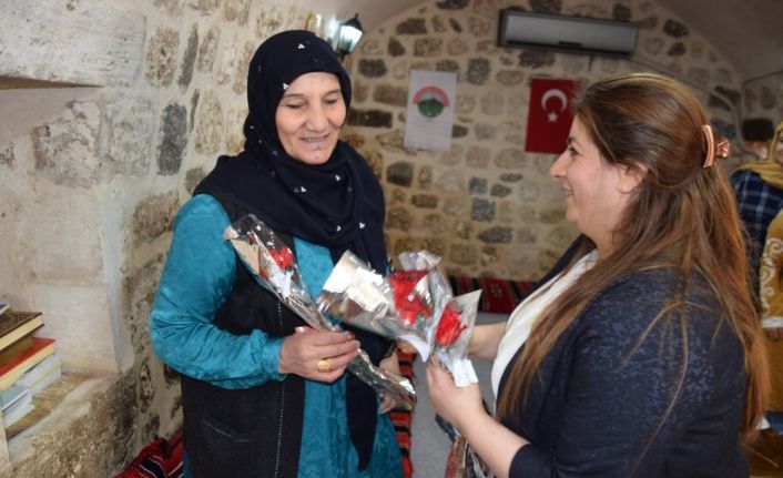 Viranşehir’de kadınlara karanfil