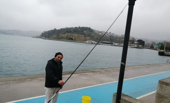 Yasak dinlemeyen vatandaşlardan kimisi balık tuttu, kimisi de sahilde spor yaptı