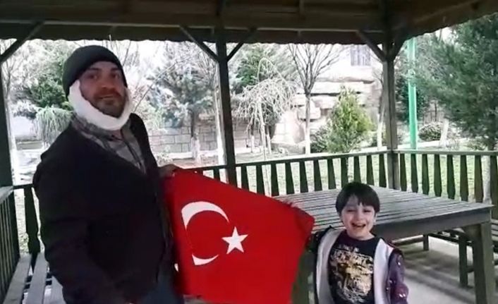 Yaşlı insan kılığına giren baba ve minik oğlu ’evde kal’ dedi