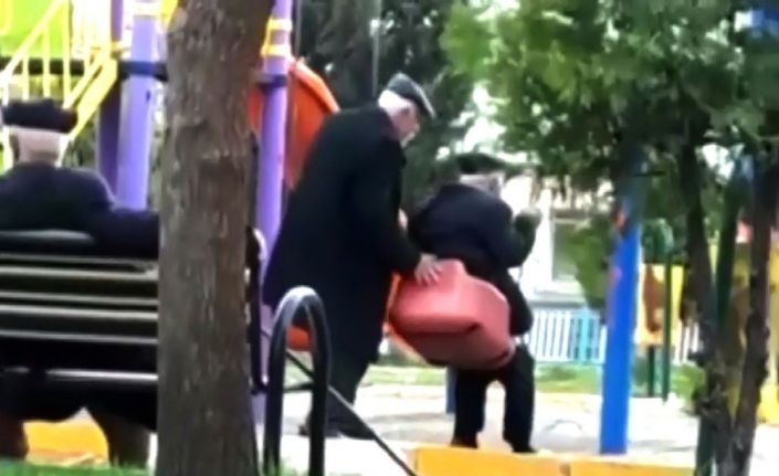 Yaşlıların, çocuk oyun alanında salıncak keyfi