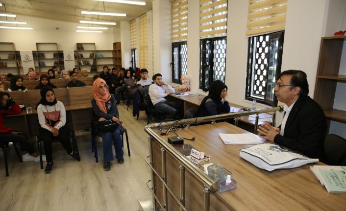 Yazar Kurtoğlu Karaköprülülerle buluştu