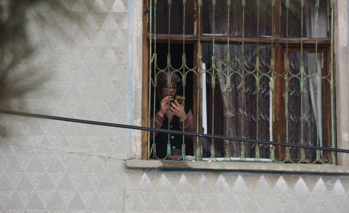 Yıkım kararı olan evlerini yıktırmamak için anne kız 2 saat ekiplere direndi