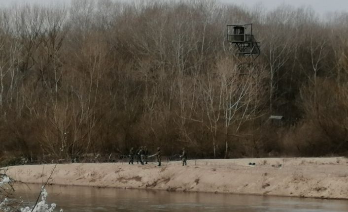Yunan askeri Meriç Nehrine kat kat jiletli tel çekmeye devam ediyor