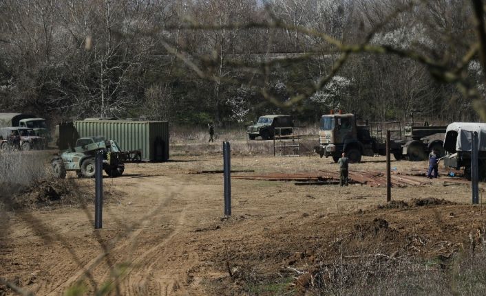 Yunanlılar, sınırın 100 metre gerisine yeni tel duvar inşa ediyor