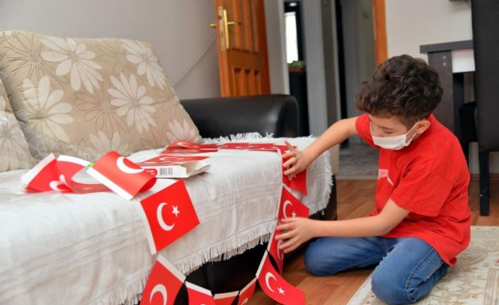 10 yaşındaki Umut evini süslemek için Türk bayrağı ve balon istedi