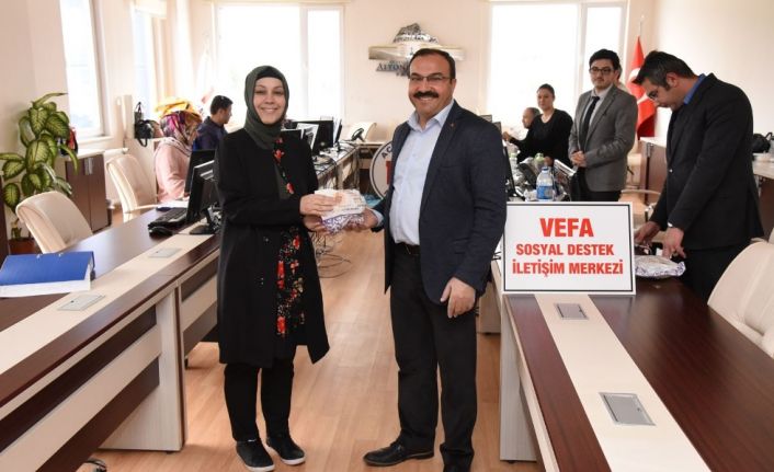 12 Acil Çağrı ve Vefa Sosyal Destek İletişim Merkezi çalışanların meyve ikramı