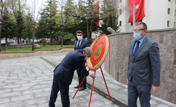 23 Nisan Ulusal Egemenlik ve Çocuk Bayramı çelenk sunma töreni yapıldı
