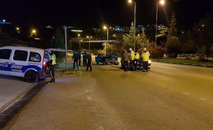 293 promil alkollü sürücü kırmızı ışıkta bekleyen sivil polis aracına çarptı: 1 yaralı