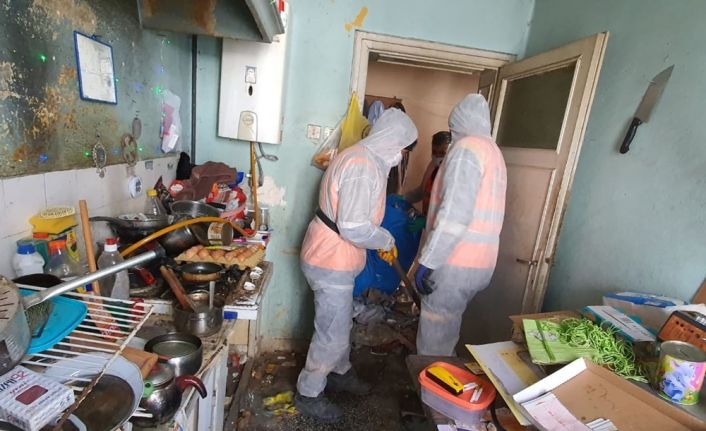 2 kamyon çöp çıktı