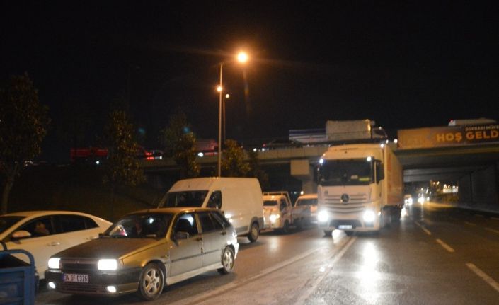 4 günlük sokağa çıkma kısıtlaması sona erdi, Bayrampaşa halinde uzun araç kuyrukları oluştu