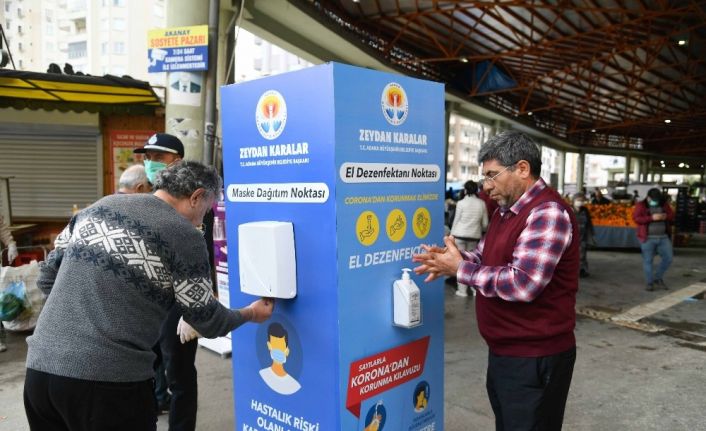Adana Büyükşehir Belediyesi’nden semt pazarı girişlerine maske kabini