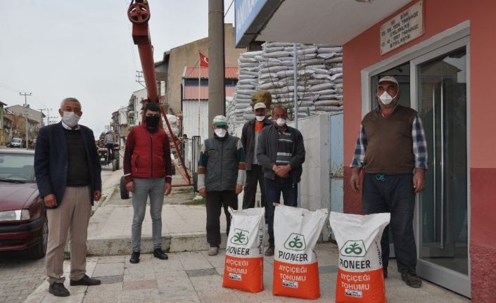 Afyonkarahisar’da yüzde 75 hibe destekli ayçiçeği ve kuru fasulye tohumu dağıtıldı