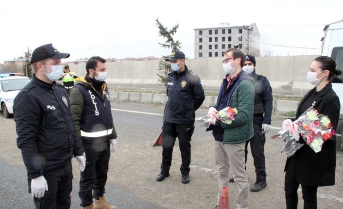 Ağrı’da öğretmenler, görev başındaki polislere karanfil verip baklava ikram etti
