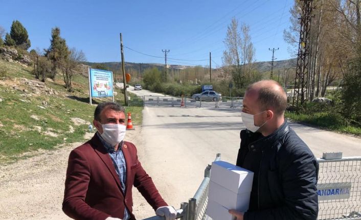 AK Parti İl Başkanı Karabıyık  karantina altındaki mahallenin muhtarından bilgi aldı