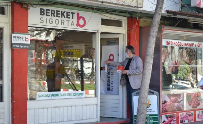 AK Parti Şaphane ilçe Başkanı Hasan Basri Mete, esnaf ve vatandaşlara maske dağıttı