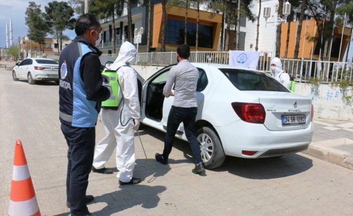 Akçakale’de özel araçlar dezenfekte ediliyor