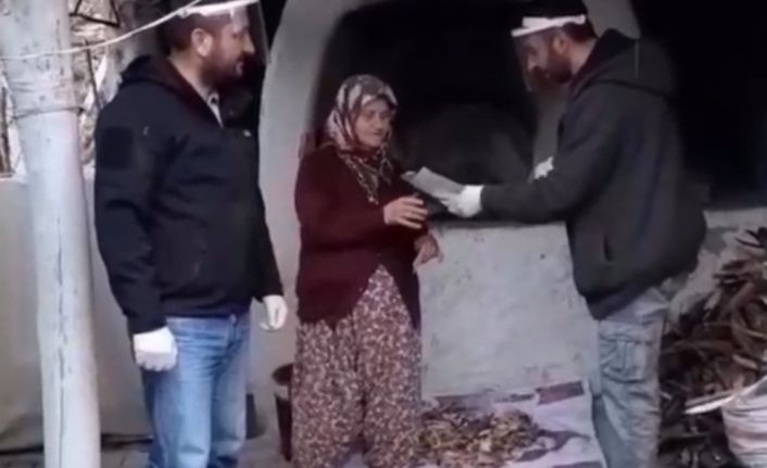 Amasya’da polis ekipleri kolonya tutarak hak sahiplerine paraları teslim ediyor