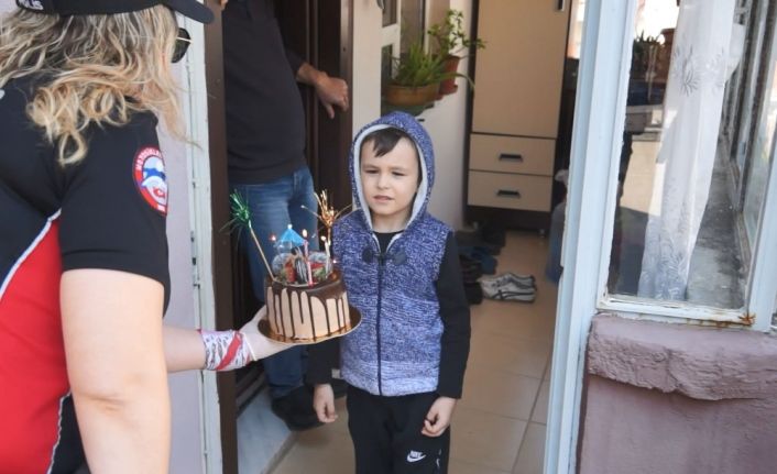 Anne ve babasını göremeyen çocuğa polisten sürpriz