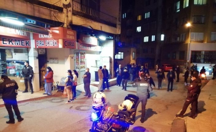 Antalya’da fırın ve marketlerin önünde kuyruk oluştu, trafikte yığılma yaşandı