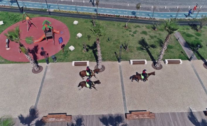 Araç ve yaya trafiğine kapatılan dünyaca ünlü sahil atlı birliklerin kontrolünde