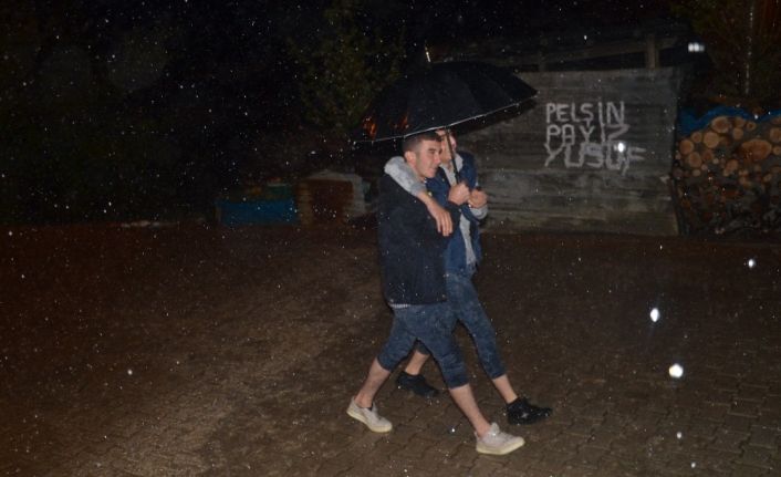 Aşırı yağışlar nedeniyle Habur çayı taştı...Çay kenarındaki tarla ve ahırlar sular altında kaldı