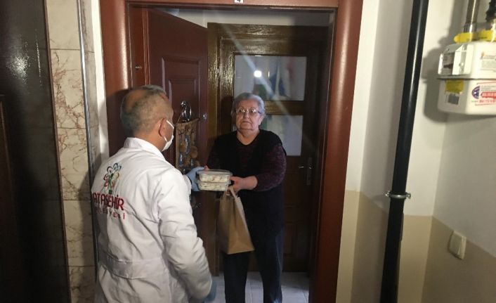 Ataşehir’de 65 yaş üstü vatandaşlara ve ihtiyaç sahiplerine yemek dağıtılıyor