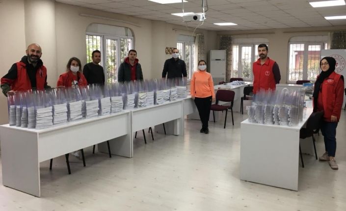 Aydın Gençlik Merkezi sağlıkçılar için ürettiği ilk siperlikleri teslim etti