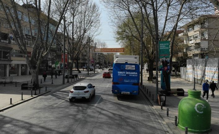 Bağdat Caddesi’nde pes dedirten görüntüye belediye ekiplerinden otobüsten anonsla uyarı