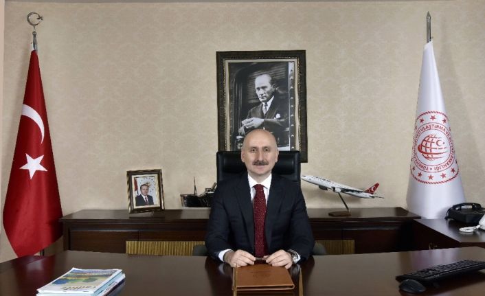 Bakan Karaismailoğlu: "Ülkemizde üretilen ihracat ürünlerini taşıyan 940 metrelik, 82 konteynerli yük treni kardeş ülkelere doğru yola çıktı"
