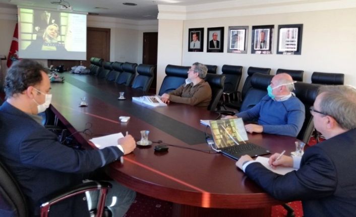Bakan Zehra Zümrüt Selçuk, hastanesi olan üniversitelerin rektörleriyle dijital ortamda toplantı gerçekleştirdi