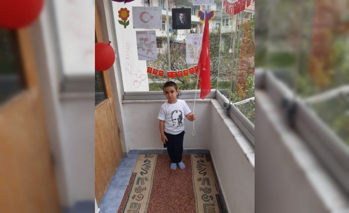 Balkon perdesinin zincirine taktığı Türk bayrağını İstiklal Marşı’nı okuyarak böyle göndere çekti