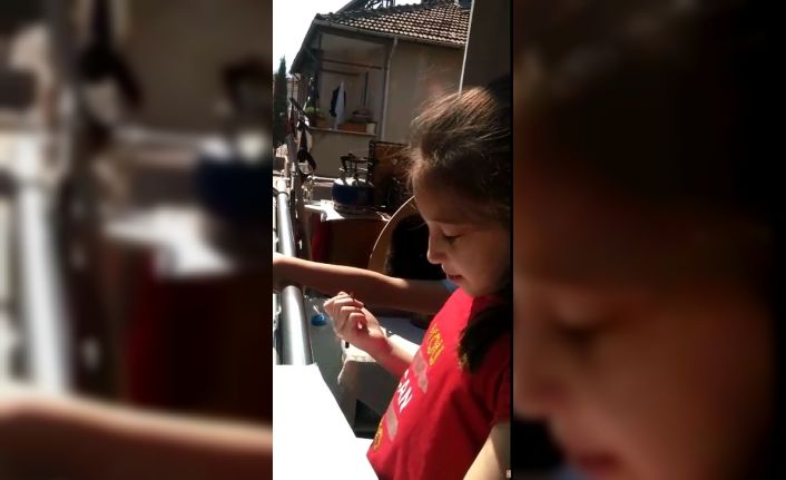 Balkondan balkona "isim şehir" oynadılar