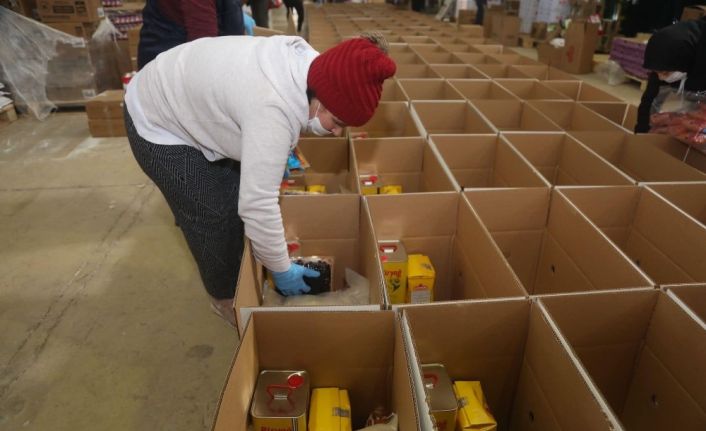 Bandırma’da ihtiyaç sahiplerine yardım dağıtılıyor