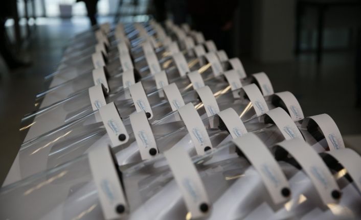 Başakşehir Belediyesi’nden haftada bin adet yüz koruyucu siperlik maske üretimi