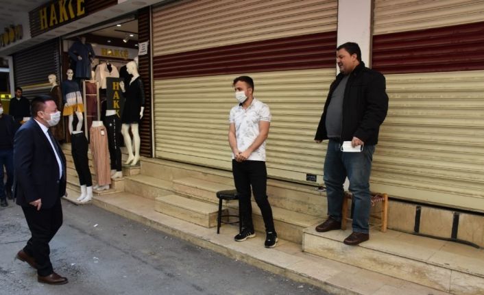 Başkan Beyoğlu iş yerlerini açan esnafa maske dağıtıp teşekkür etti