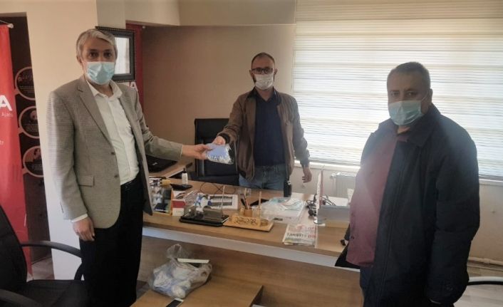 Başkan Kaya, üyelerine maske dağıttı