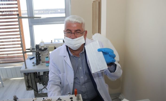 Başkan makinenin başına geçti Ergeneliler için maske dikti