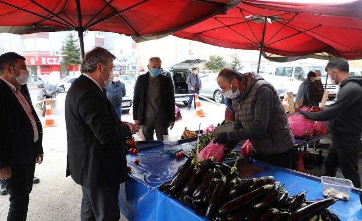 Başkan Palancıoğlu pazar yerinde korona virüs önlemlerini denetledi, alışveriş yaptı