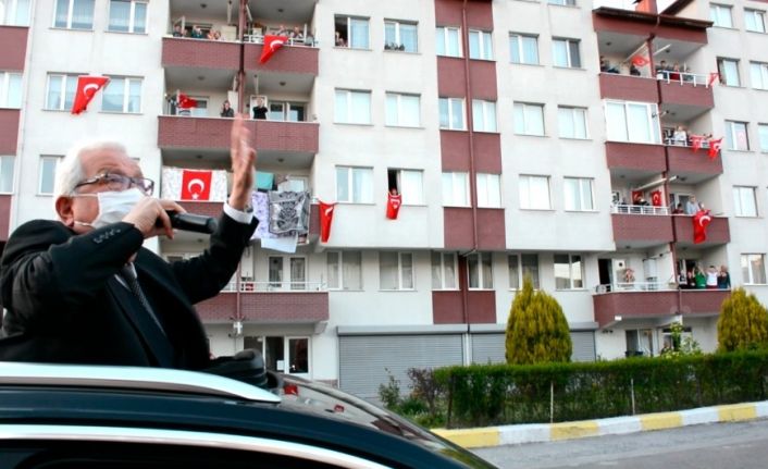 Başkan Posbıyık mahalle mahalle gezip çocukların bayramını kutladı