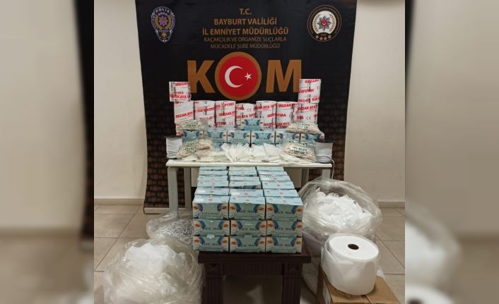 Bayburt’ta kaçak maske imalatı yapan 2 işyerinden 6 bin 194 adet koruyucu tıbbi maske ele geçirildi