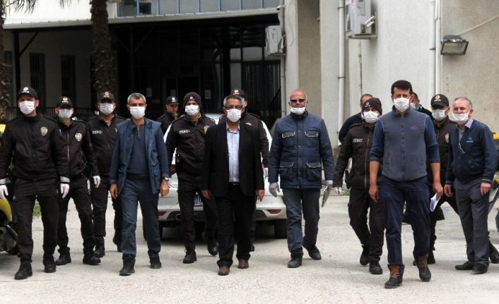 Bekçi ve PTT görevlileri el ele muhtaç ailelerin yüzünü güldürdü