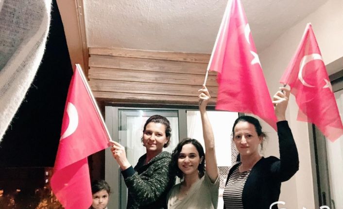 Belediye hoparlöründen çalınan marşa balkonlardan bayraklarla eşlik ettiler