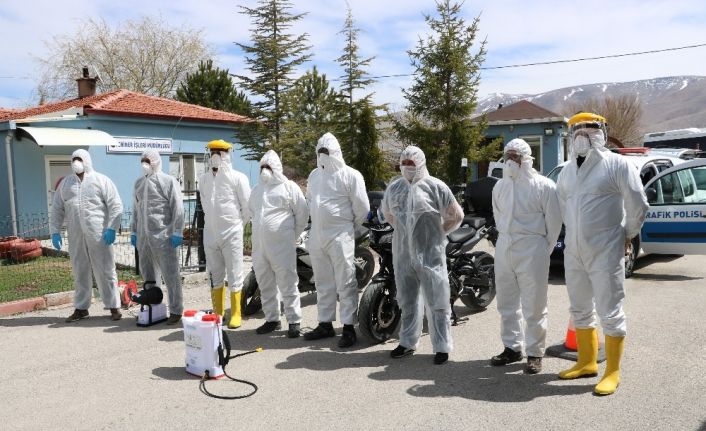 Belediye polis ve sağlıkçıların araçlarını ve konutlarını ücretsiz dezenfekte ediyor