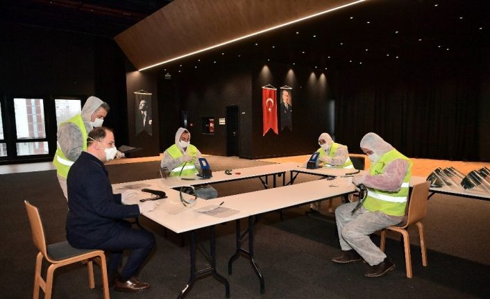 Beylikdüzü Belediyesinden sağlık çalışanlarına 3 bin adet yüz koruyucu siperlik
