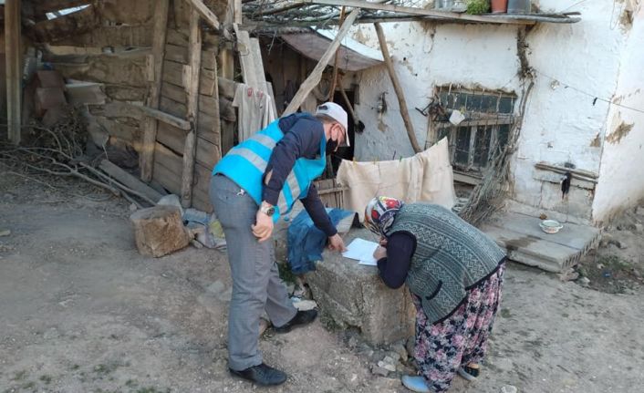 Bilecik’te Vefa ve Sosyal Destek Grubu emeklilerin maaşlarını evlerine teslim ediyor