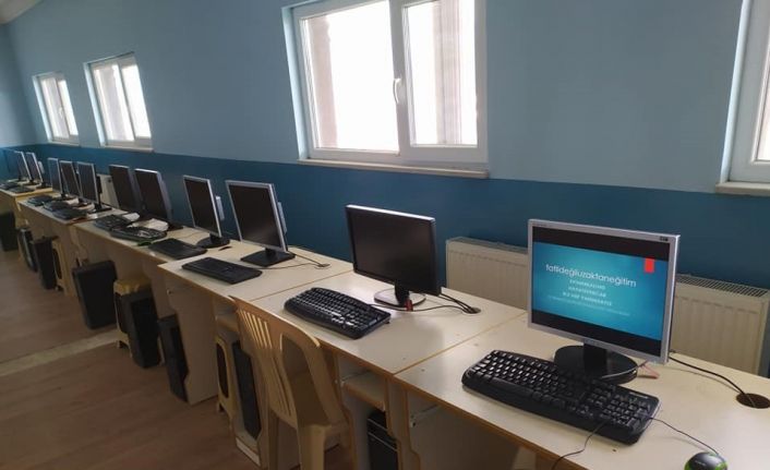 Bilişim sınıflarındaki bilgisayarlar öğrencilere veriliyor