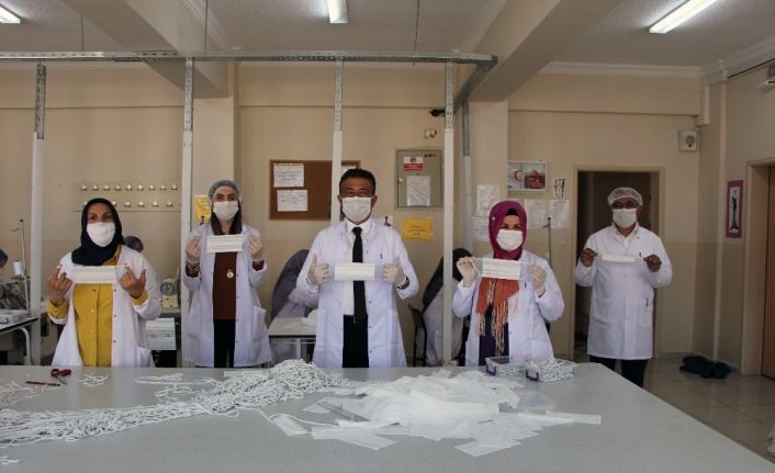 Bingöl’de seri üretime geçen bir meslek lisesinde günlük 3 bin maske üretiliyor