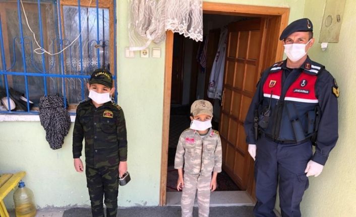 Bisiklet almak için biriktirdikleri parayı ’Biz Bize Yeteriz Türkiyem’ kampanyasına bağışladılar